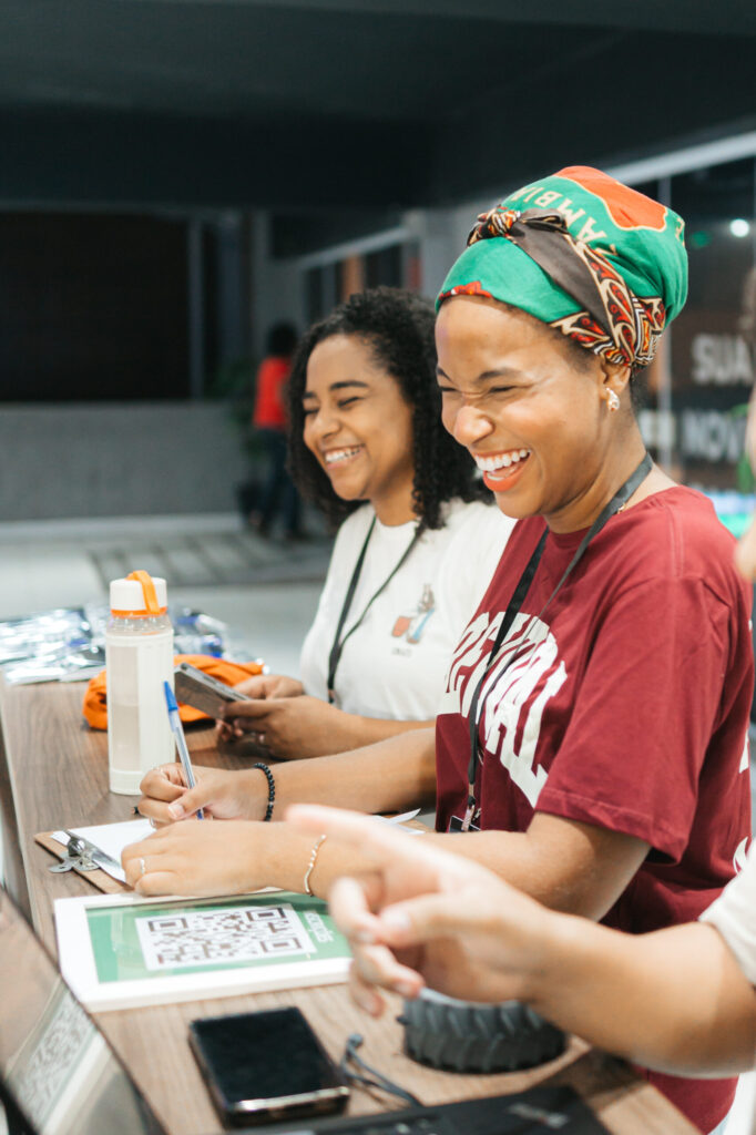 Voluntárias sorrindo na MEVAM Campinho