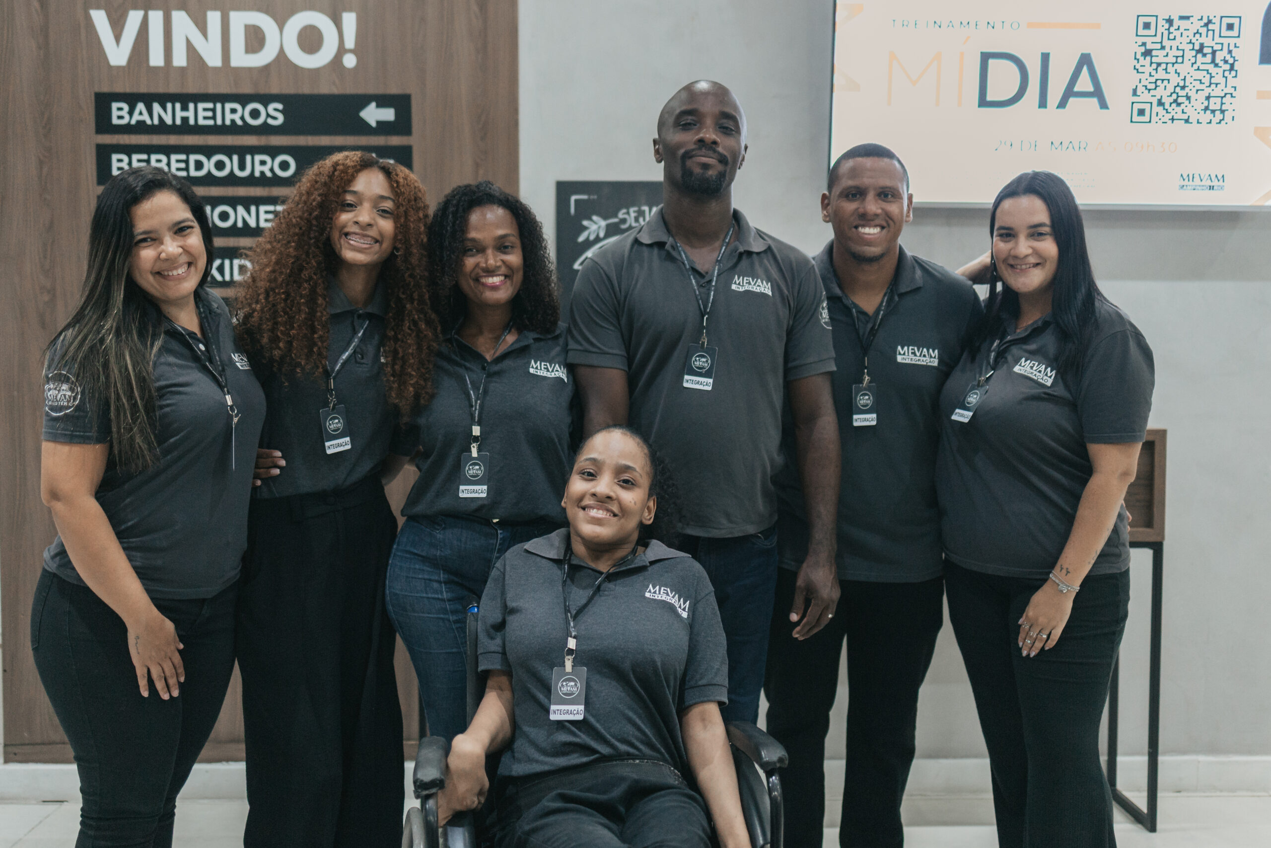 Equipe de voluntários reunida na entrada da MEVAM Campinho, exemplo de serviço e comunidade